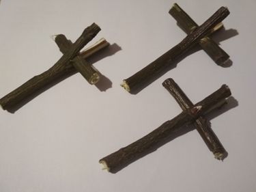 krzyżyki wykonane z palm poświęconych w niedziele palmową